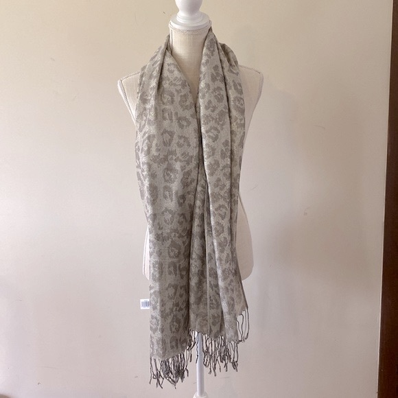 West Loop women’s sparkle silver gray metallic shawl, wrap, scarf animal print - Picture 8 of 17